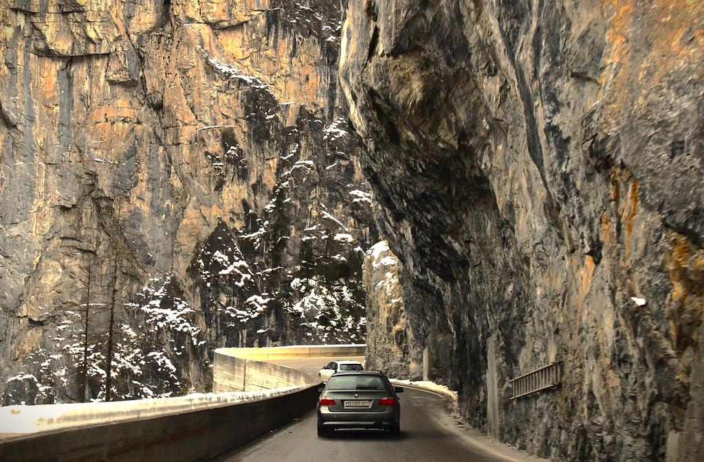 Diagram of peer-to-peer mesh network connections